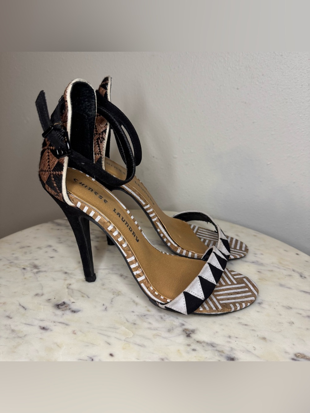 Chinese Laundry Sandals Size 6
Fabric Upper Heels shoes ankle strap